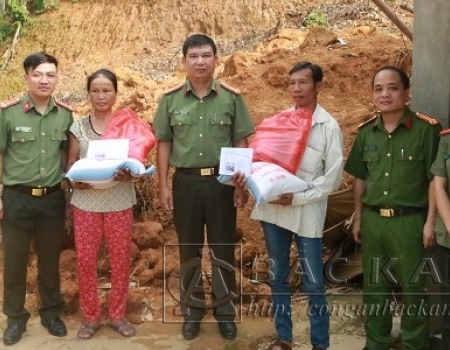 Tặng quà hổ trợ gia đình chị Hoàng Thị Chúc và anh Lý Văn Phương tại xã Bình Trung