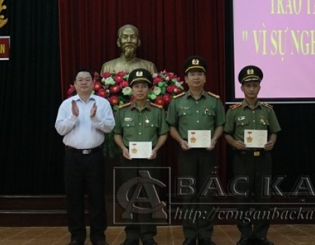 Đ/c Hoàng Duy Chinh - Phó Bí thư TỈnh ủy trao Kỷ niệm chương "Vì sự nghiệp văn phòng cấp ủy" cho các cá nhân thuộc Đảng bộ Công  an tỉnh an