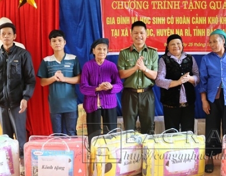 Trung tá Tống Văn Công, Phó trưởng phòng Tham mưu tặng quà cho các hộ gia đình có hoàn cảnh khó khăn