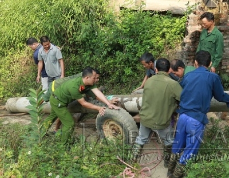 Lực lượng công an giúp nhân dân Nà Kẹn làm cầu dân sinh