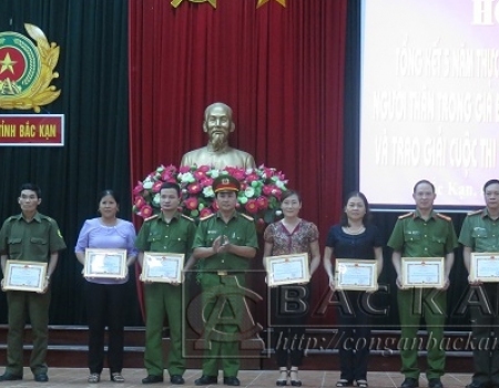 Đại tá Nguyễn Thanh Tuân - PGĐ Công an tỉnh trao giấy khen cho các tập thể có thành tích xuất sắc trong thực hiện NQLT 01 giai đoạn 2012 - 2017