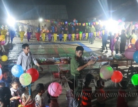 Thanh niên cụm thi đua số 1 Công an tỉnh vui tết Trung thu cùng các em nhỏ tại điểm Trường mầm non Kim Vân, xã Kim Hỷ, huyện Na Rì.