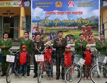 ĐTN Công an tỉnh tặng 6 xe đạp cho các em học sinh có hoàn cảnh đặc biệt khó khăn điểm trường Bản Lài