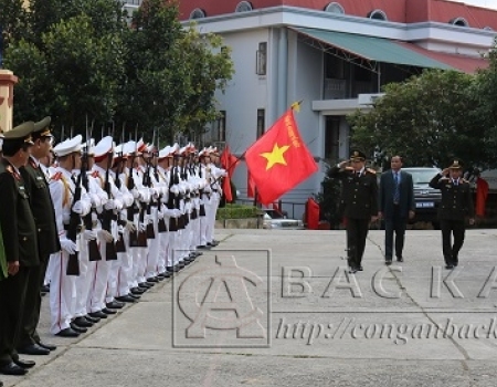 Bộ trưởng Bộ Công an Tô Lâm duyệt đội danh dự Công an tỉnh Bắc Kạn