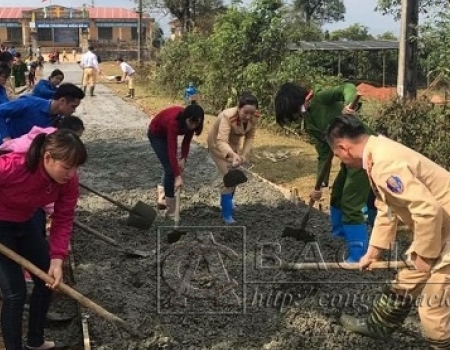 Lao động làm đường bê tông