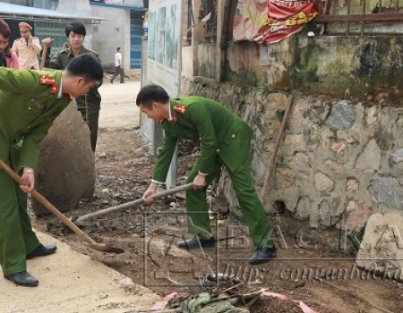 Thanh niên Công an chung sức cùng địa phương chỉnh trang môi trường chuẩn bị cho tết Nguyên Đán