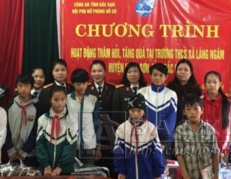 Món quà đã kịp thời động viên, giúp các em học sinh vượt khó vươn lên học tập tốt hơn