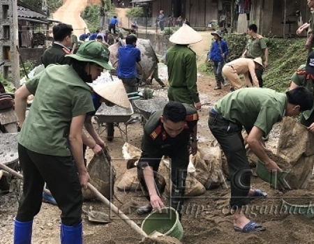 Các ĐVTN tích cực lao động hoàn thành hơn 100 m đường bê tông