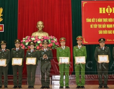 Thiếu tướng Ma Văn Lả - GĐ Công an tỉnh tặng giấy khen cho các tập thể có thành tích xuất sắc trong thực hiện phong trào "CAND học tập, thực hiện 6 điều Bác Hồ dạy" giai đoạn 2013 - 2018