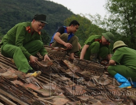 CBCS Công an giúp nhân dân xã Xuân La, huyện Pác Nặm khắc phục hậu quả mưa lốc