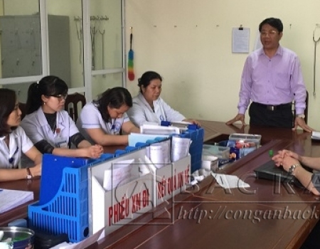 Ông Nguyễn Đình Học – Giám đốc sở y tế tỉnh Bắc Kạn động viên, thăm hỏi Y, Bác sỹ bị hành hung