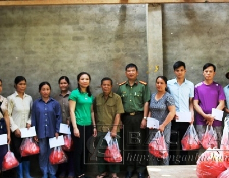 Đại tá Dương Văn Tính - PGĐ Công an tỉnh trao quà, hỗ trợ cho các hộ gia đình tại thôn Thôm Mèo, xã Xuân La