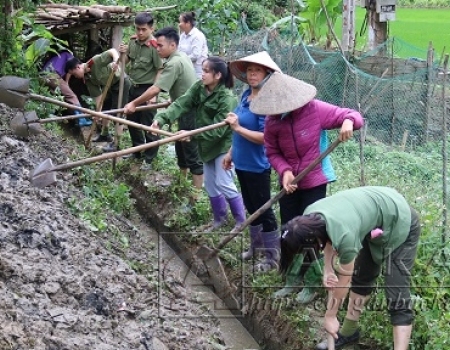 Cùng khơi thông kênh mương nội đồng phục vụ sản xuất.