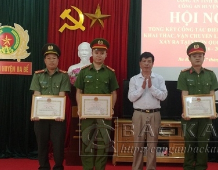 UBND huyện Ba Bể khen thưởng cho 3 cá nhân có thành tích trong đấu tranh xử lý các hành vi khai thác, vận chuyển lâm sản trái phép tại Vườn Quốc gia Ba Bể