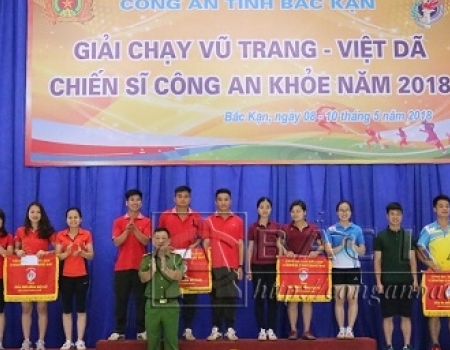 Đại tá Đinh Quang Huy - PGĐ Công an tỉnh tặng cờ cho các Đội đạt thành cao môn Chiến sỹ Công an khỏe