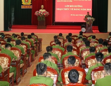 Đồng chí Dương Văn Tính - Phó Bí thư Đảng ủy, PGĐ Công an tỉnh phát biểu, khai mạc lớp bồi dưỡng