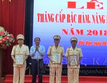 Đ/c Lý Thái Hải - Chủ tịch UBND tỉnh trao quyết định nâng lương Đại tá cho các đồng chí Phó Giám đốc Công an tỉnh