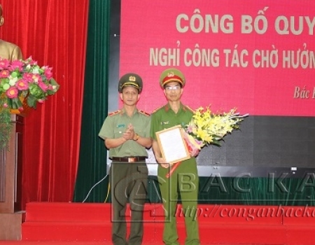 Thiếu tướng Ma Văn Lả - GĐ Công an tỉnh trao Quyết định nghỉ công tác chờ hưu cho Đại tá Hoàng Văn Vượt