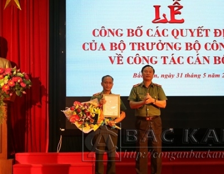Thiếu tướng Bùi Minh Giám – Phó tổng cục trưởng Tổng cục chính trị CAND Bộ Công an trao Quyết định và tặng hoa chúc mừng đồng chí Ma Văn Lả