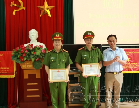 Đ/c Đào Duy Hưng, Phó Chủ tịch UBND huyện Pác Nặm trao giấy khen cho tập thể và cá nhân điển hình trong học tập, làm theo tấm gương đạo đức Hồ Chí Minh