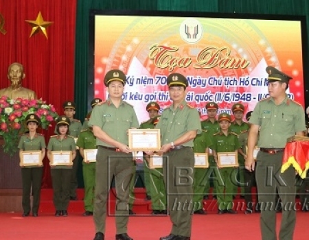 Nhiều tập thể, cá nhân được khen thưởng trong đợt thi đua kỷ niệm 70 năm Ngày Chủ tịch Hồ Chí Minh ra lời kêu gọi thi đua ái quốc.