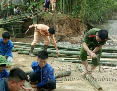 Đoàn viên thanh niên Công an huyện Ba Bể cùng thanh niên xã Hà Hiệu giúp nhân dân thôn Vằng Kè (xã Hà Hiệu)  làm cầu tre để đi lại do cầu cũ đã bị  nước lũ cuốn trôi.   