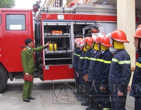 Thượng tá Nguyễn Ngọc Trìu chia sẻ kinh nghiệm trong công tác phòng cháy chữa cháy với các đồng nghiệp.