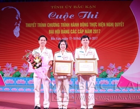 Trung tá Đào Thị Thu Hồng (ở giữa) cùng tập thể chi bộ phòng An ninh chính trị nội bộ đoạt giải Nhì cuộc thi thuyết trình thực hiện nghị quyết Đại hội Đảng các cấp do Tỉnh ủy tổ chức