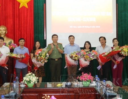 Đại tá, Tiến sĩ Dương Văn Tính - Tặng hoa chúc mừng các cơ quan báo chí trên địa bàn tỉnh