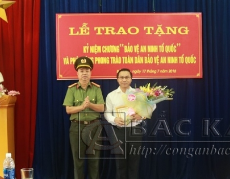 Trao Kỷ niệm chương "Bảo vệ ANTQ" cho ông Nguyễn Ngọc Thủy, Giám đốc công ty cổ phần xây dựng công trình giao thông 244.   