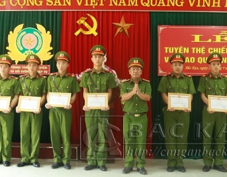 10 chiến sỹ có nhiều thành tích trong khóa huấn huyện được khen thưởng