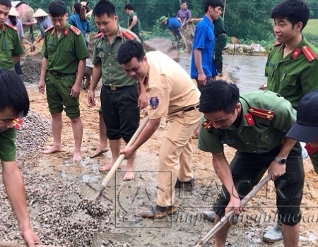 ĐVTN các đơn vị trộn bê tông láng nền Nhà họp thôn Nà Bó