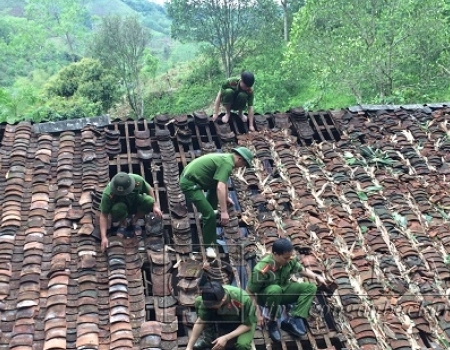 CBCS Công an huyện Pác Nặm giúp nhân dân phục hậu quả mưa đá