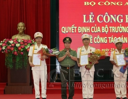 Thứ trưởng Bùi Văn Nam trao quyết định và tặng hoa chúc mừng các đồng chí được Bộ trưởng Bộ Công an bổ nhiệm