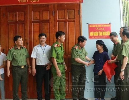 Thượng tướng Bùi Văn Nam, Thứ trưởng Bộ Công an và lãnh đạo công an tỉnh Bắc Kạn gỡ băng khánh thành và bàn giao nhà tình nghĩa cho gia đình đồng chí Dương Văn Thanh