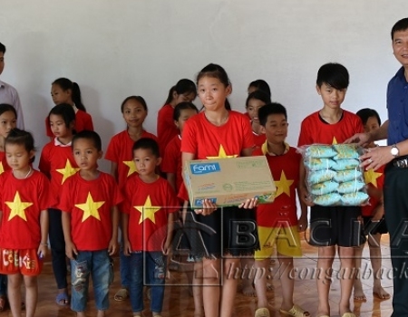 Đồng chí Dương Văn Tính - PGĐ Công an tỉnh tặng quà cho các em nhỏ thôn Nà Lạn, xã Vân Tùng, huyện Ngân Sơn