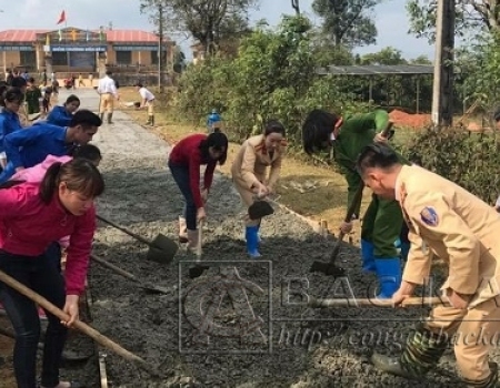 CBCS phòng Cảnh sát giao thông công an tỉnh tích cực phối hợp, chung sức xây dựng nông thôn mới.