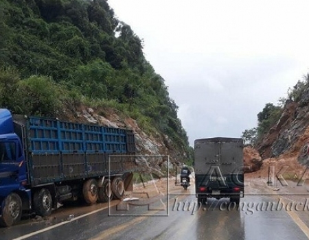 Cảnh báo tai nạn tại các điểm bị sạt lở