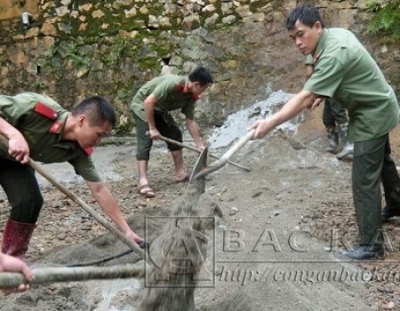 Trộn đổ bê tông láng nền sân trường