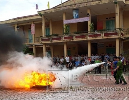 Các học viên tham gia tập huấn thực hành sử dung bình bọt để chữa cháy