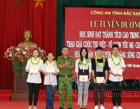 Đại tá Đinh Quang Huy - PGĐ Công an tỉnh trao thưởng cho em học sinh đoạt giải học sinh giỏi cấp tỉnh