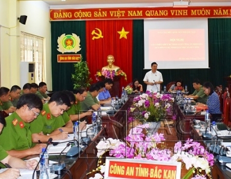 Đồng chí Hoàng Duy Chinh – Phó Bí thư Tỉnh ủy, Trưởng đoàn Đại biểu Quốc hội đơn vị tỉnh Bắc Kạn chủ trì hội nghị.