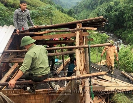 Công an huyện Pác Nặm giúp đỡ, dì dời nhà chị Nải khởi nguy cơ sạt lở