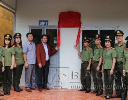 Đoàn công tác bàn giao phòng học cho nhà trường