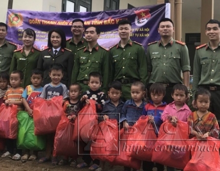 Tặng quà cho em học sinh có hoàn cảnh khó khăn