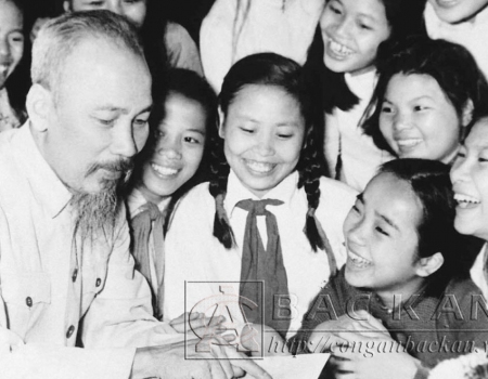 Chủ tịch Hồ Chí Minh với thiếu niên, nhi đồng (ảnh ST)