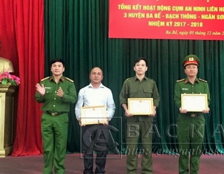 Đại tá Nguyễn Thanh Tuân, Phó Giám Đốc Công an tỉnh trao giấy khen cho các tập thể và cá nhân tiêu biểu tại hội nghị tổng kết cụm an ninh liên hoàn 3 huyện Ba Bể, Bạch Thông, Ngân Sơn nhiệm kỳ 2017-2018.