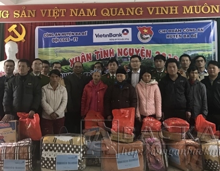 90 gia đình có hoàn cảnh khó khăn tại xã Cao Thượng nhận quà