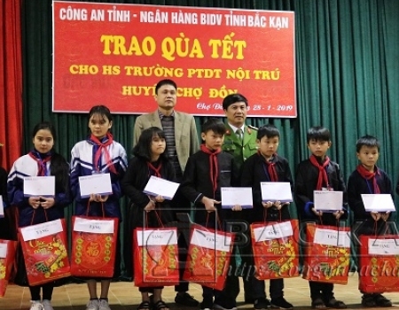 Tăng quà Tết cho các em học sinh nghèo Trường Phổ thông Dân tộc nội trú huyện Chợ Đồn