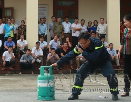 Lực lượng Cảnh sát PCCC hướng dẫn an toàn sử dụng bình ga